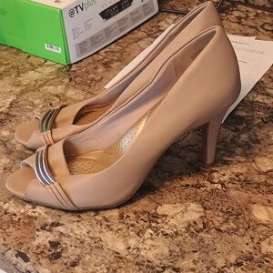Delflex comfort beige and gold women's high heel pumps size 9 and 1/2